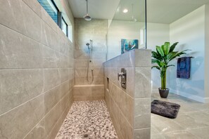 Shower, hair dryer, towels, toilet paper - VILLA STINGRAY – HEATED POOL & SPA | LAKE VIEW | BOAT RENTAL + TOURS VOUCHER INCL. (Cape Coral)