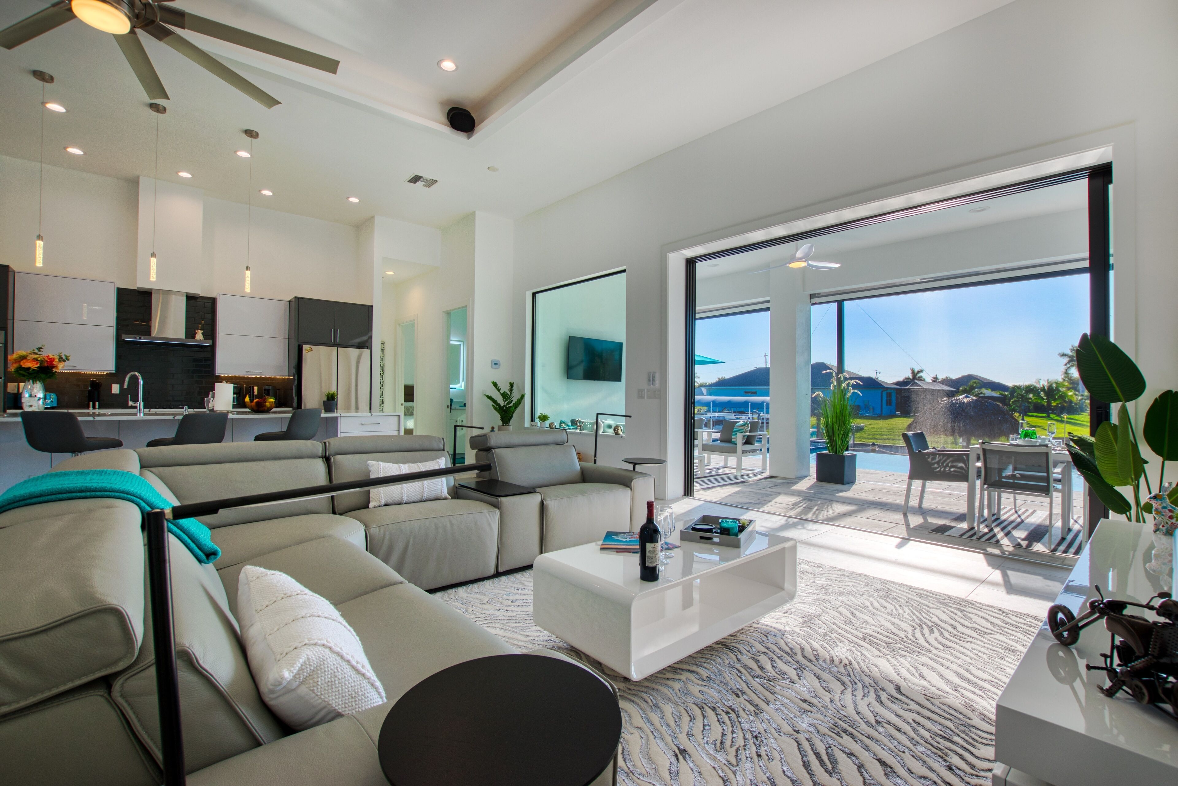 智能電視、壁爐、音樂庫、影像庫