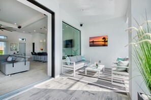 Smart-tv, eldstad, ett musikbibliotek och ett filmbibliotek