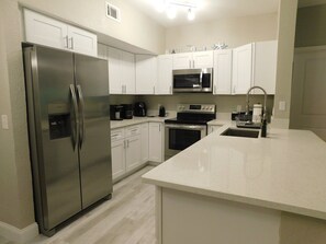 Kjøleskap, mikrobølgeovn, ovn og kokeplater