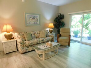 TV - Beachwalk #107 in Fort Myers (Fort Myers)