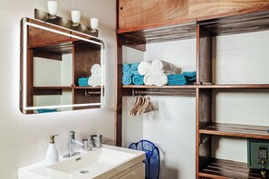 Studio Suite | Bathroom | Shower, hair dryer, bidet, towels