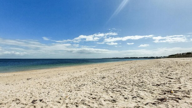 A wide sandy beach with clear blue water and a few scattered clouds. - 2 bedroom cozy apartment in Saint-Pierre-Quiberon (Saint-Pierre-Quiberon)