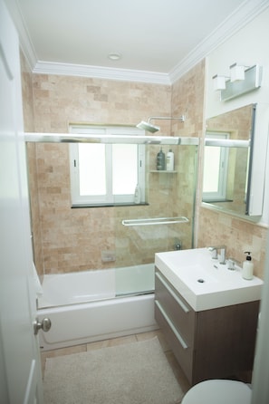 Dusche, Handtücher, Toilettenpapier