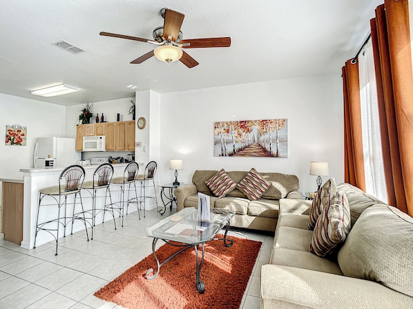 TV - 3 Bed Windsor Hills Townhome by Clubhouse & Pool (Kissimmee)