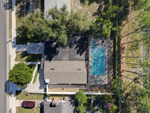 An aerial view of a residential area with a swimming pool, a garage, and a driveway. - 1 Bed Altamonte Springs Apartment Unit #3 (Altamonte Springs)