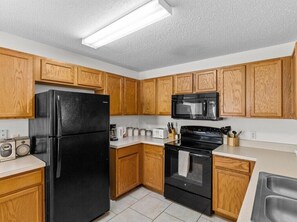 Microondas, horno, parrilla de estufa y lavavajillas