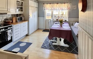 Frigorífico, microondas, placa de cocina y lavavajillas