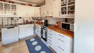 Geladeira, cooktop, lava-louças, cafeteira/chaleira