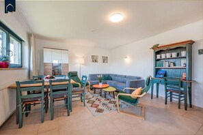 テレビ、DVD プレーヤー