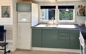 Refrigerador, microondas, parrilla de estufa y cafetera y tetera 