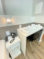 Quarto casal básico de uso individual, vista para a cidade | Roupas de cama antialérgicas, camas com colchões pillow-top