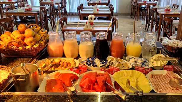 Un buffet proposant une variété de plats et de boissons.