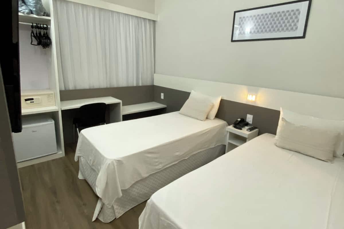 Habitació amb dos llits individuals bàsica, vistes a la ciutat | Roba de llit hipoal·lergògena i matalassos amb encoixinament addicional 