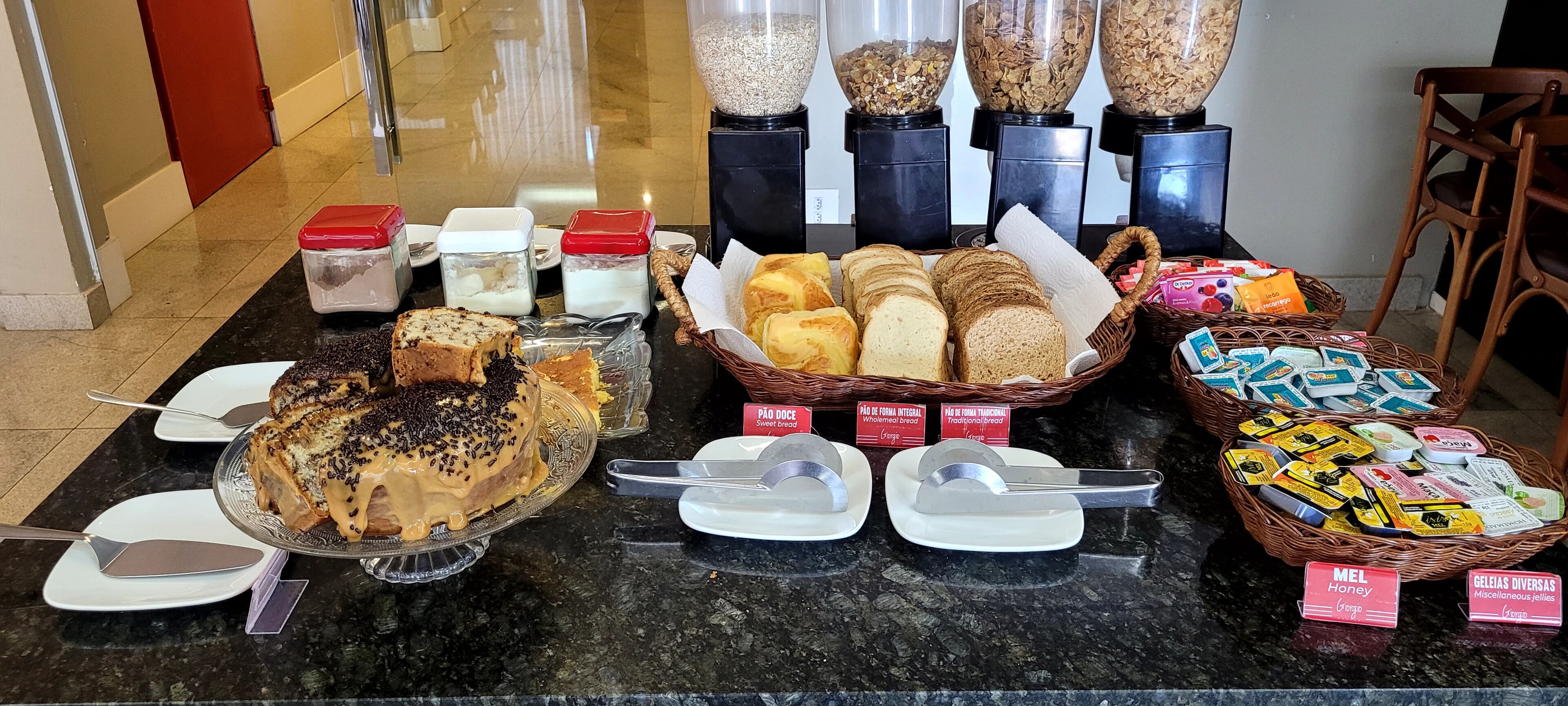 Café da manhã self-service grátis todos os dias