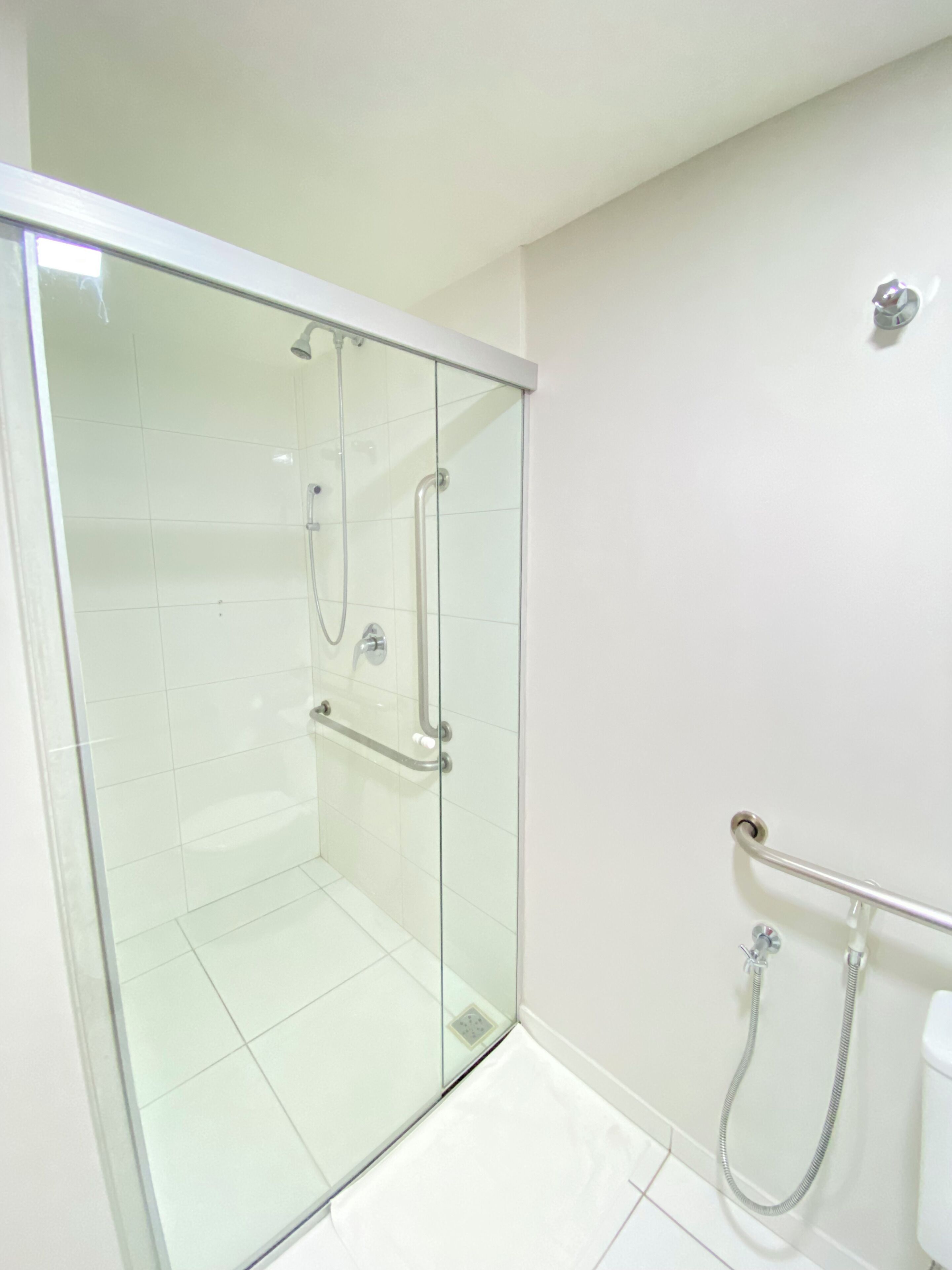 Ducha, cabezal de ducha tipo lluvia, toallas, jabón