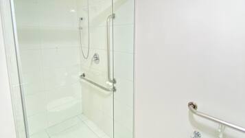 Quarto triplo família, acessível, vista para a cidade | Banheiro | Chuveiro, chuveiro com efeito de chuva, toalhas de banho, sabonete