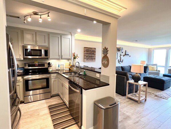 冷蔵庫、電子レンジ、オーブン、コンロ