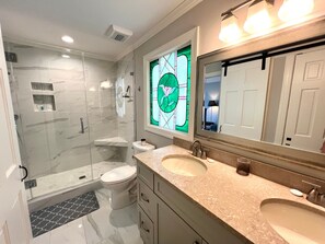 Shower, hair dryer, towels, shampoo - Sunset Tides by Sandpiper | Near Beach (Seabrook Island)