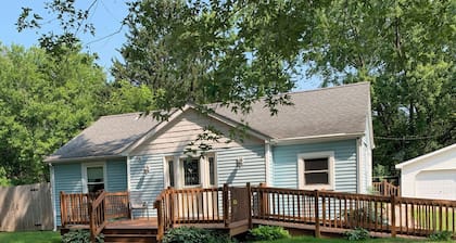 Beautiful Parkside 5 bedroom Cottage in Midland, Fenced Front yard, Access Ramp