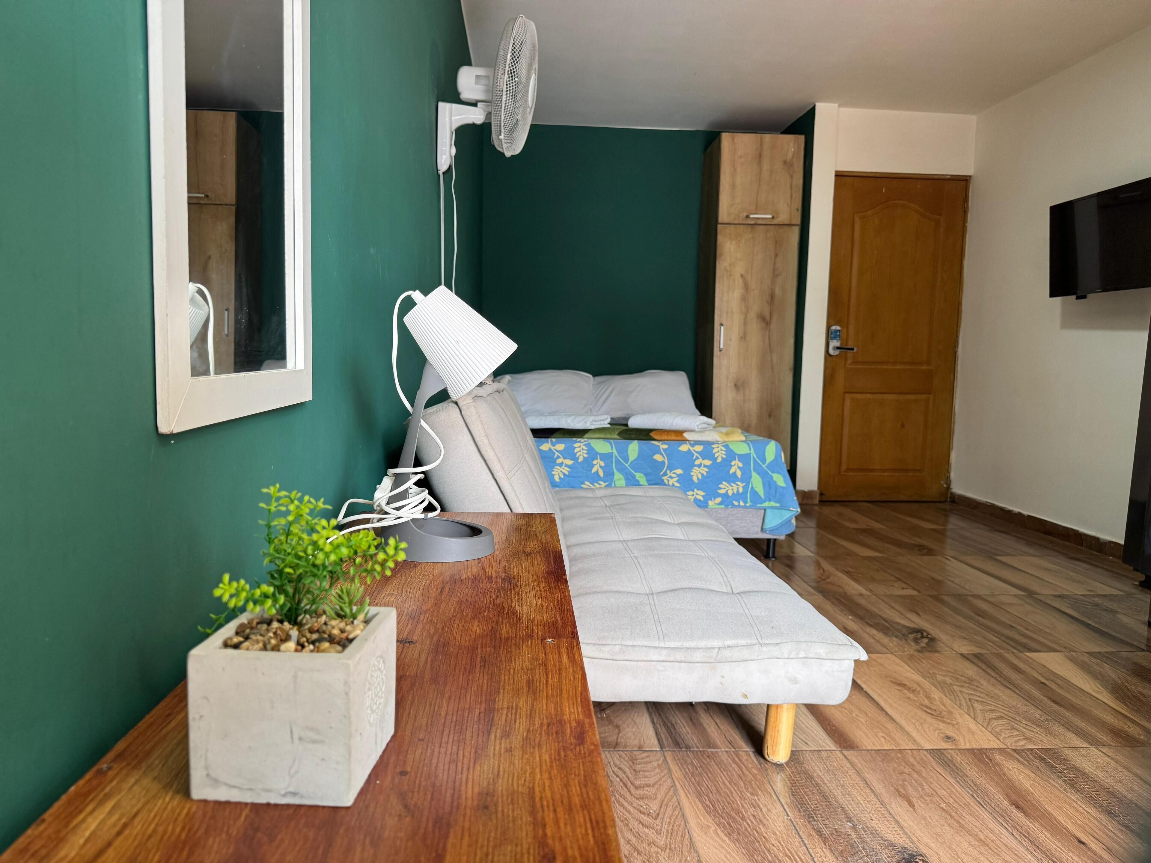 Decoración personalizada, muebles diferentes, escritorio y wifi gratis 