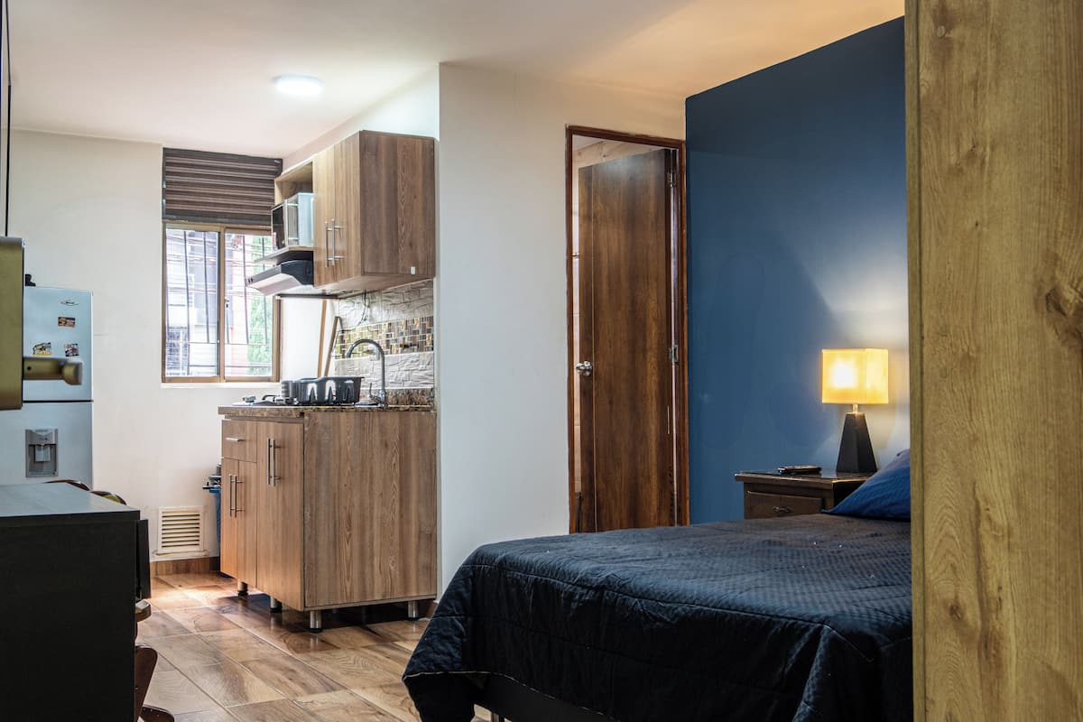 Apartamento básico | Decoración individual, mobiliario individual, escritorio y wifi gratis