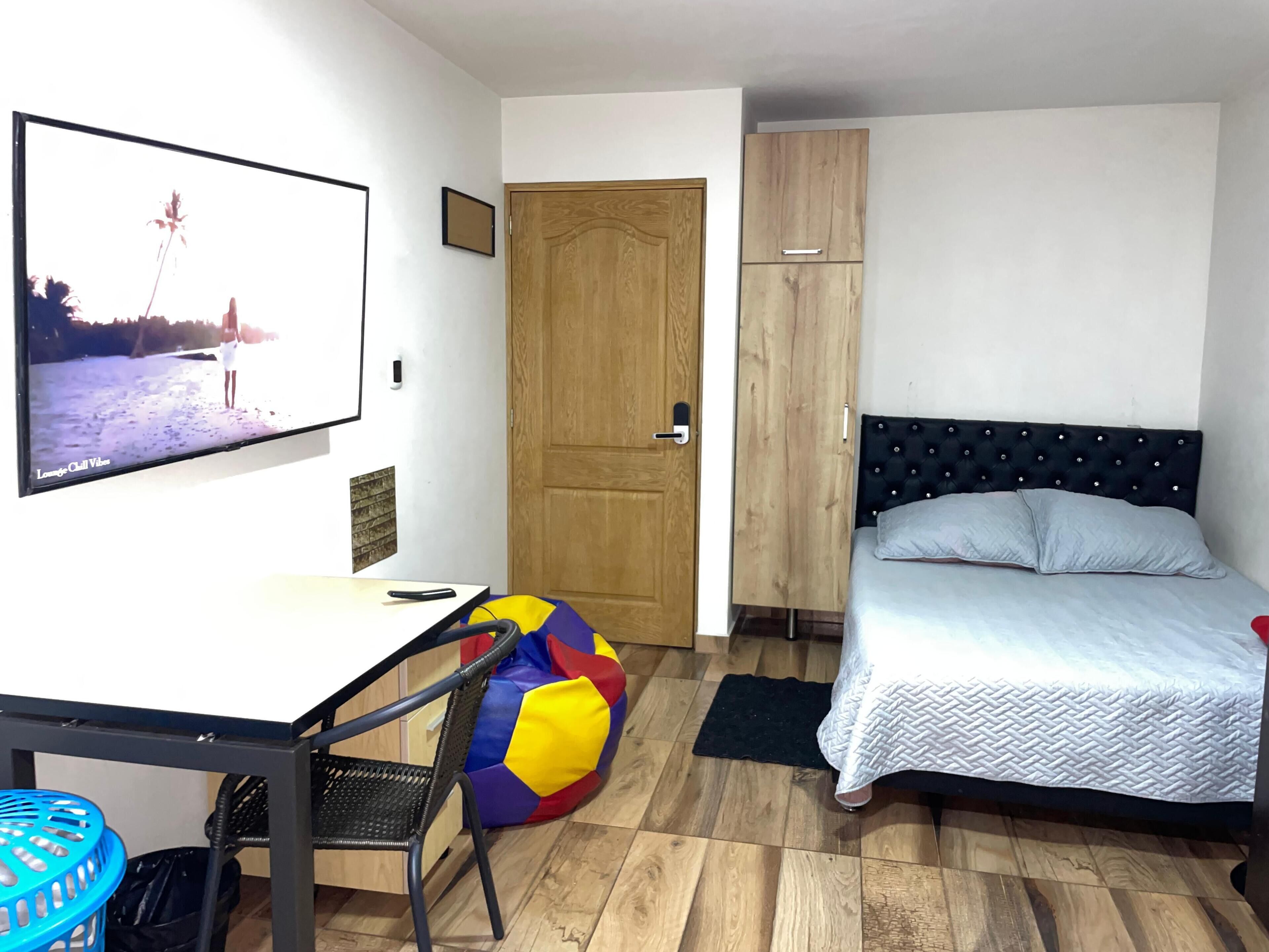 Decoración personalizada, muebles diferentes, escritorio y wifi gratis 