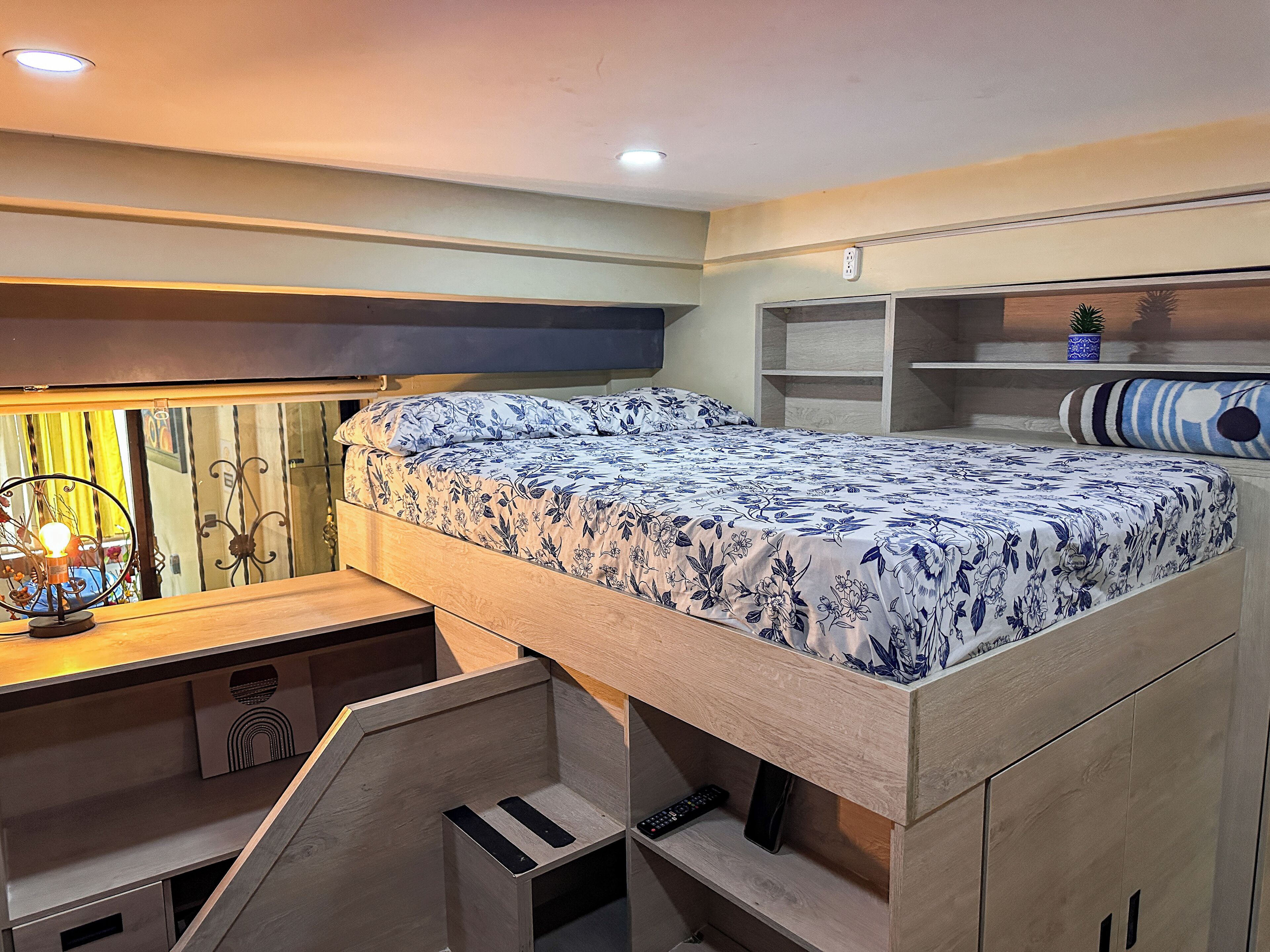 Decoración personalizada, muebles diferentes, escritorio y wifi gratis 