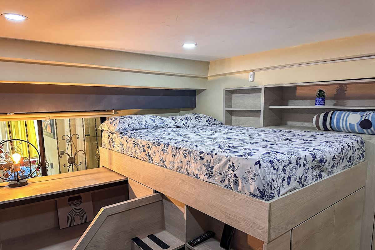 Decoración individual, mobiliario individual, escritorio y wifi gratis