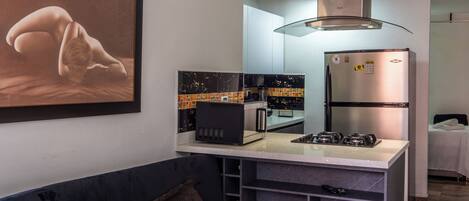 Apartament Comfort | Cuina privada | Frigorífic gran, microones i rentaplats