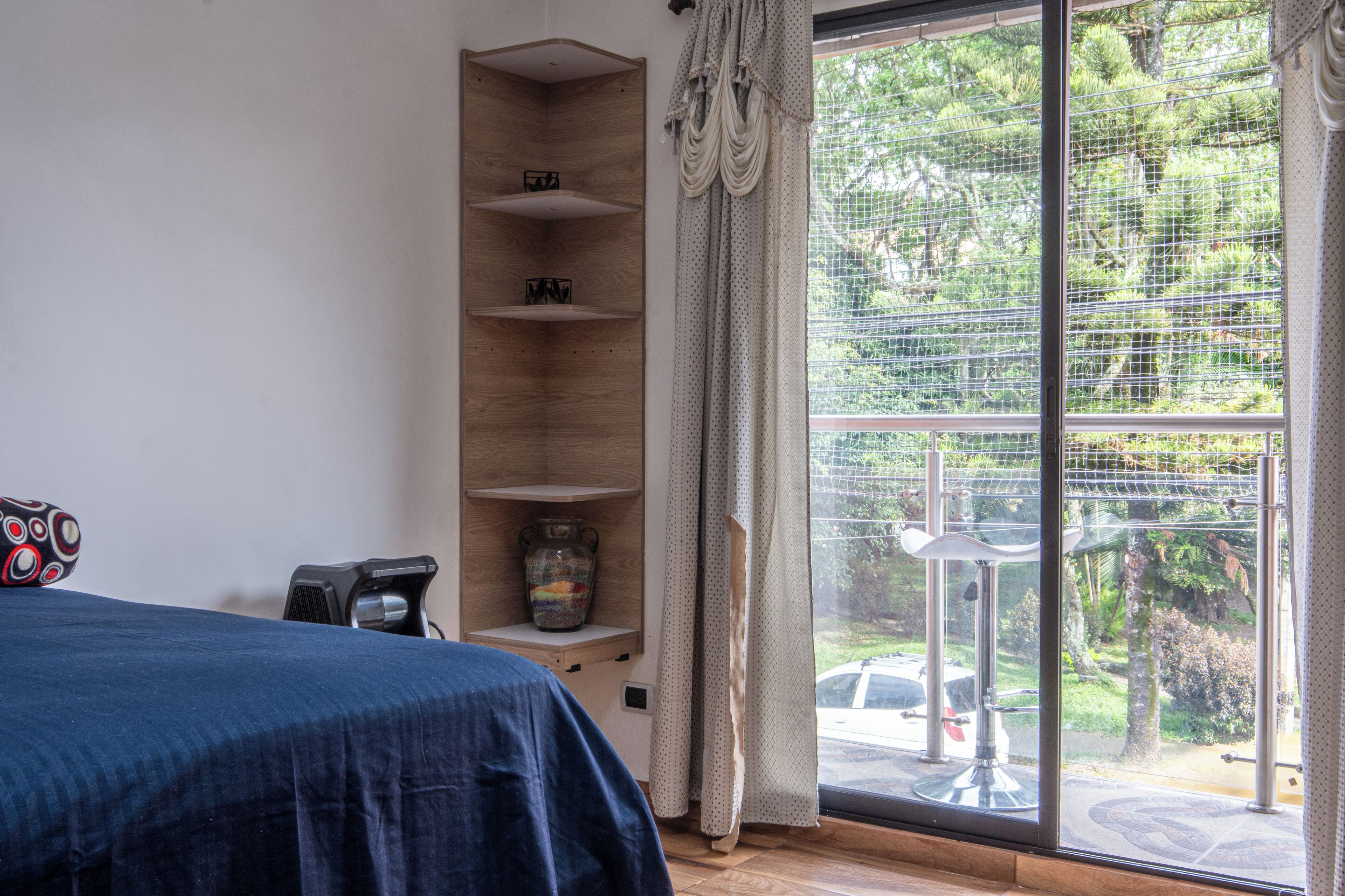 Comfort appartement | Individueel gedecoreerd, individueel gemeubileerd, een bureau