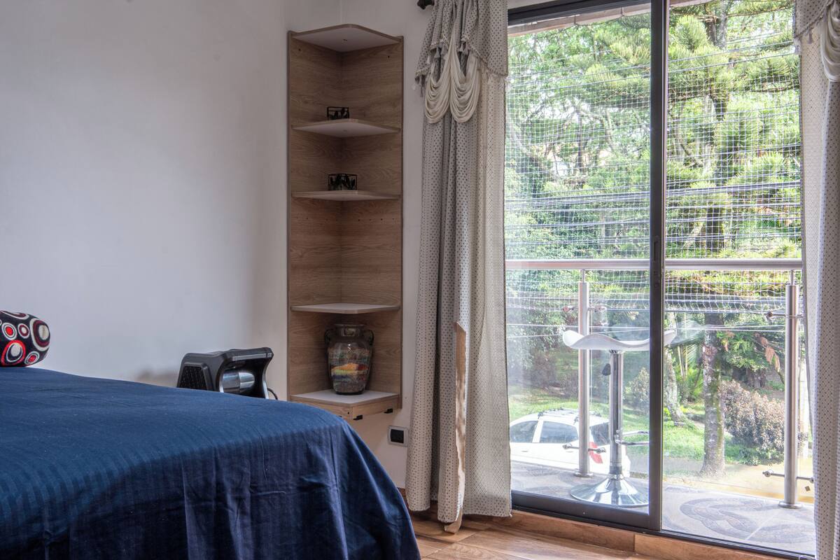 Departamento Confort | Escritorio, wifi gratis, decoración personalizada y muebles diferentes 