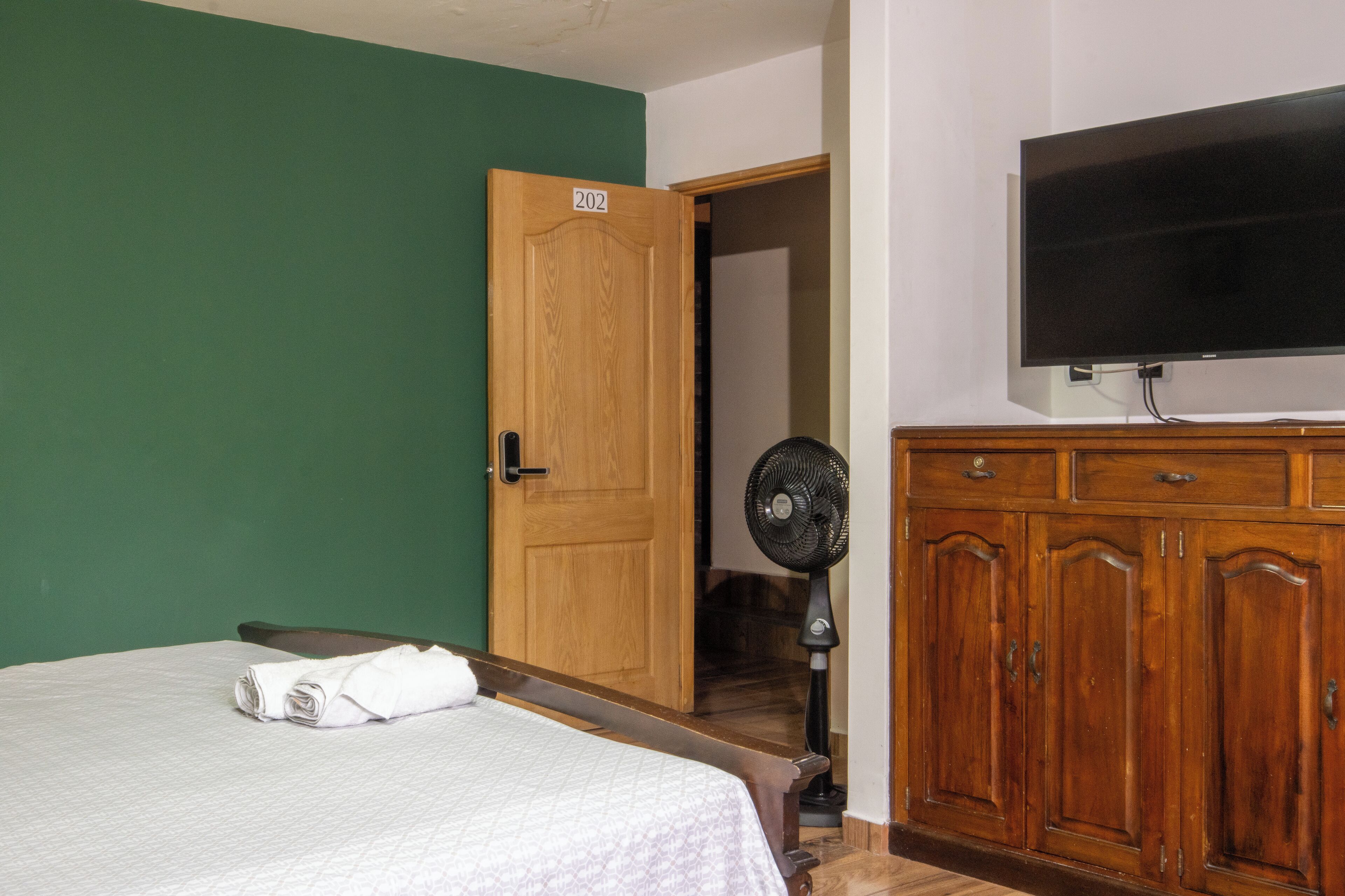 Decoración personalizada, muebles diferentes, escritorio y wifi gratis 