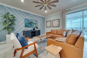 Living area - Living Large on Lelani (Davenport)