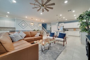 Living area - Living Large on Lelani (Davenport)
