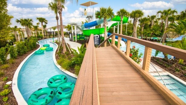 Un parc aquatique doté d’une promenade en bois, de toboggans et de bouées gonflables.