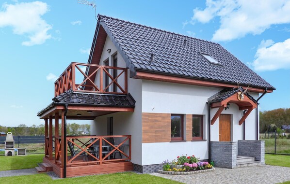 Relax on the spacious balcony with a view, surrounded by a beautiful garden.