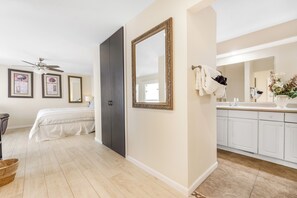 3 bedrooms, desk, iron/ironing board, travel crib