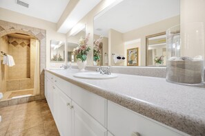 Hiustenkuivaaja, pyyhkeet, saippua, sampoo