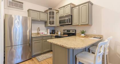 Arrowhead #4 - Walking distance to downtown Saugatuck, Updated studio