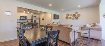 Timber Lodge Walkable to shops, shoreline & craft beer