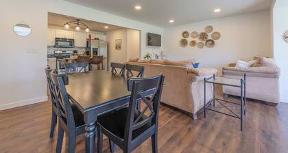 Timber Lodge Walkable to shops, shoreline & craft beer