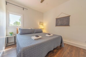 3 عدّة غرف نوم وسرير سفر وخدمة الإنترنت وملاءات أسرّة