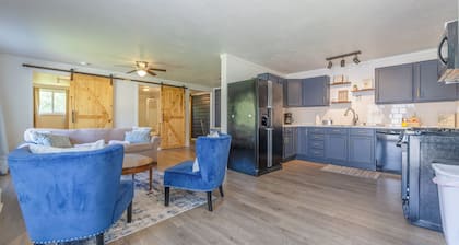 Hickory Cottage: Cozy 2-Bedroom in Douglas, MI, close to beaches, downtown, antiques and more!*