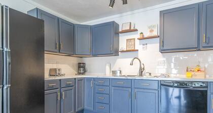 Hickory Cottage: Cozy 2-Bedroom in Douglas, MI, close to beaches, downtown, antiques and more!*