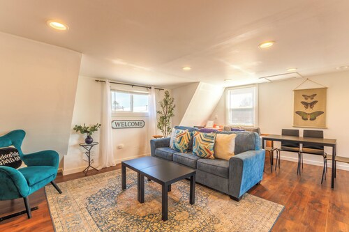 Maple Getaway -Upstairs Apt. Walk to Downtown, Beaches & Breweries