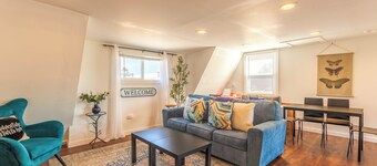 Maple Getaway -Upstairs Apt. Walk to Downtown, Beaches & Breweries