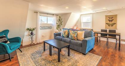 Maple Getaway -Upstairs Apt. Walk to Downtown, Beaches & Breweries