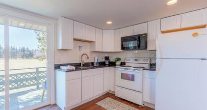 Maple Getaway - Short distance to downtown, beaches, and breweries
