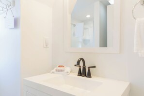 Hair dryer, towels - Maple Getaway -Upstairs Apt. Walk to Downtown, Beaches & Breweries (Douglas)